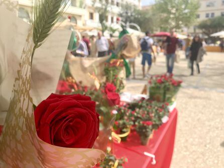 Las floristerías también han salido a la calle en este día de Sant Jordi