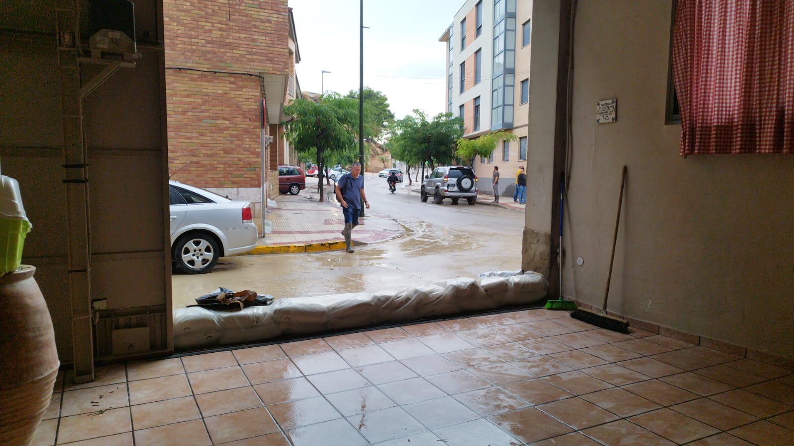 Los vecinos de Tauste refuerzan la entrada a sus viviendas por temor a más lluvias