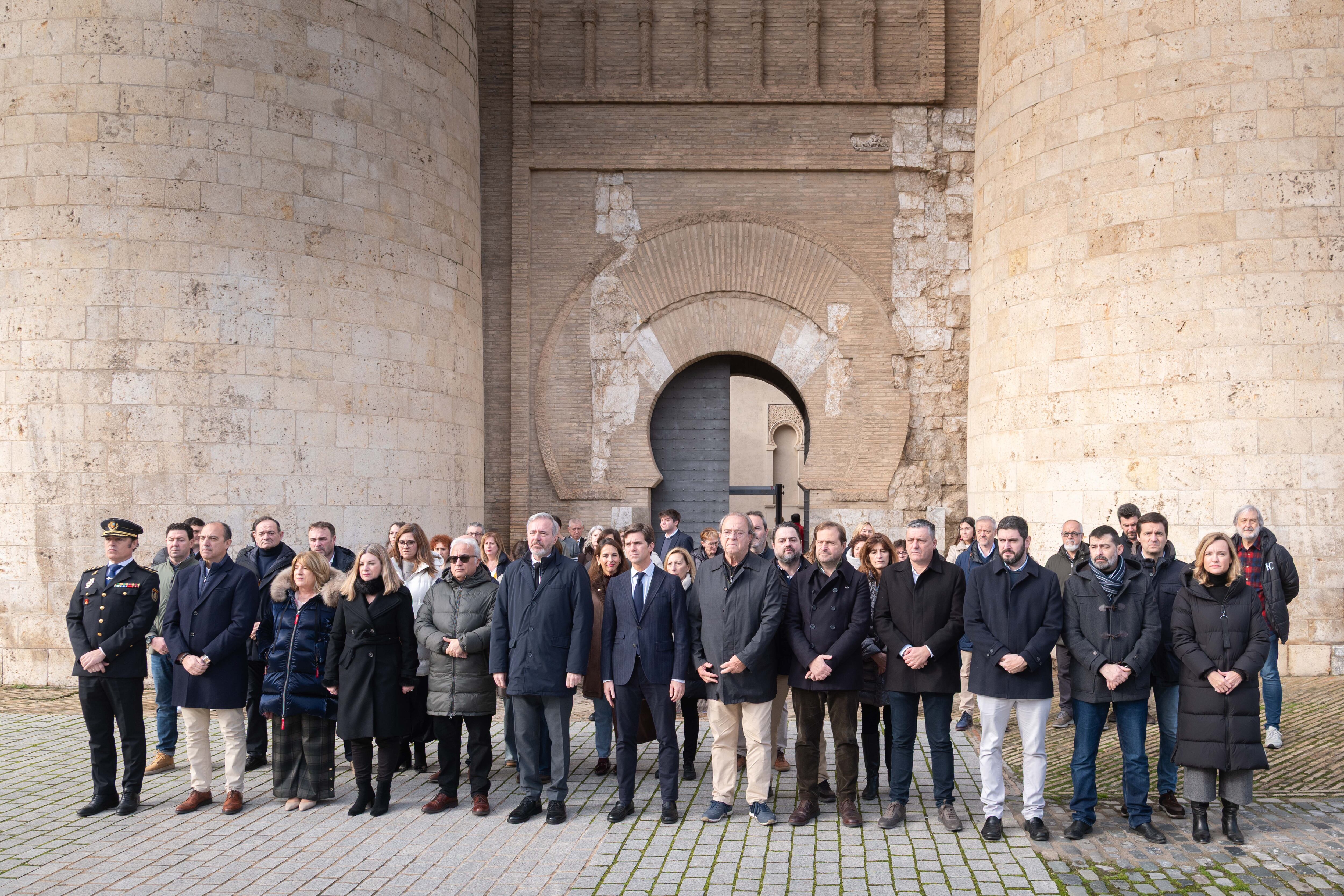 Minuto de silencio frente al palacio de la Aljafería en Zaragoza