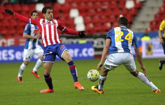 GRA322. GIJÓN (ASTURIAS), 27/02/2016.- El delantero del Sporting Carlos Castro (i) pelea un balón con el defensa del Espanyol Oscar Duarte durante el partido de la vigésima sexta jornada de liga en Primera División que se disputa esta tarde en el estadio 