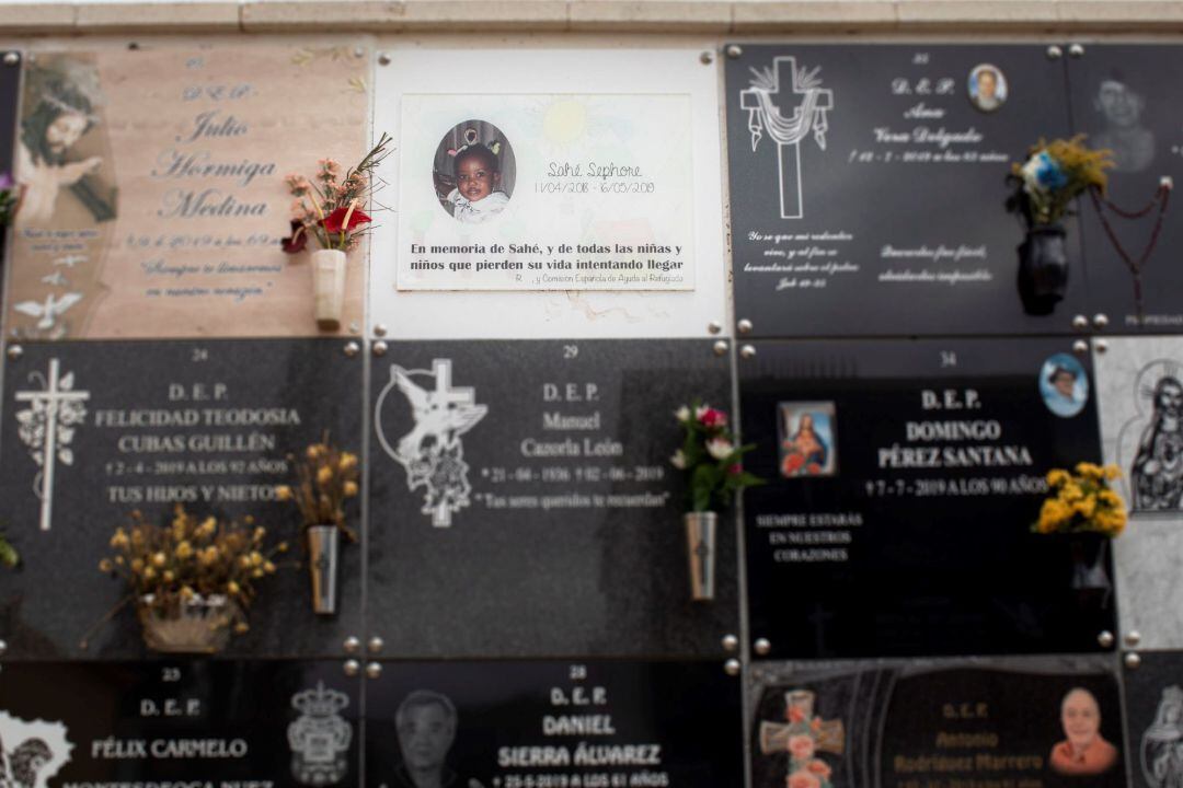 La bebé Sahé Sephora Penielle, de 13 meses, perdió la vida el 16 de mayo de 2019 en la costa de Las Marañuelas, en el sur de Gran Canaria, por una maniobra negligente del patrón de la patera en la que viajaba con su madre, la testigo protegida R. La pequeña se convirtió en la primera inmigrante muerta en las costas de Canarias en 26 años de historia de las pateras con las islas que es enterrada con su nombre y apellido.