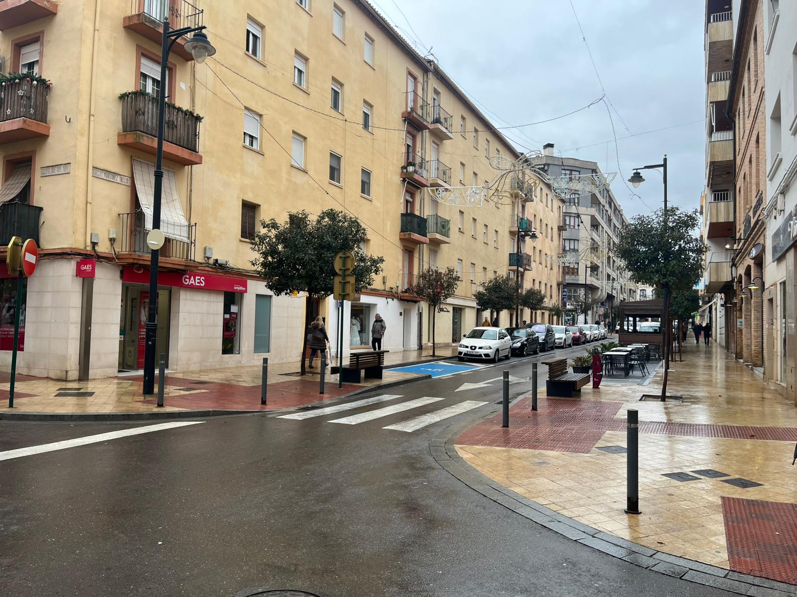 Calles mojadas y vecinos abrigados en la calle Martínez Valls de Ontinyent