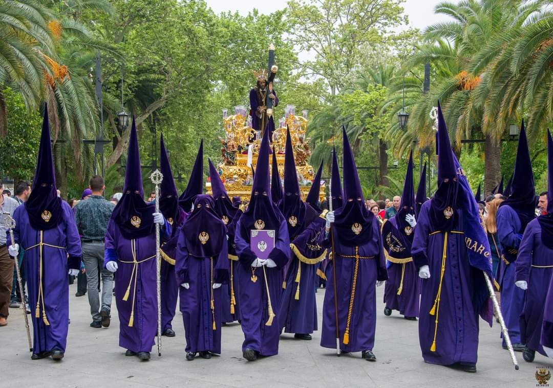 Nazareno de Linares por el Paseo de Linarejos.