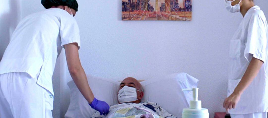 Trabajadores sanitarios en una residencia de mayores.