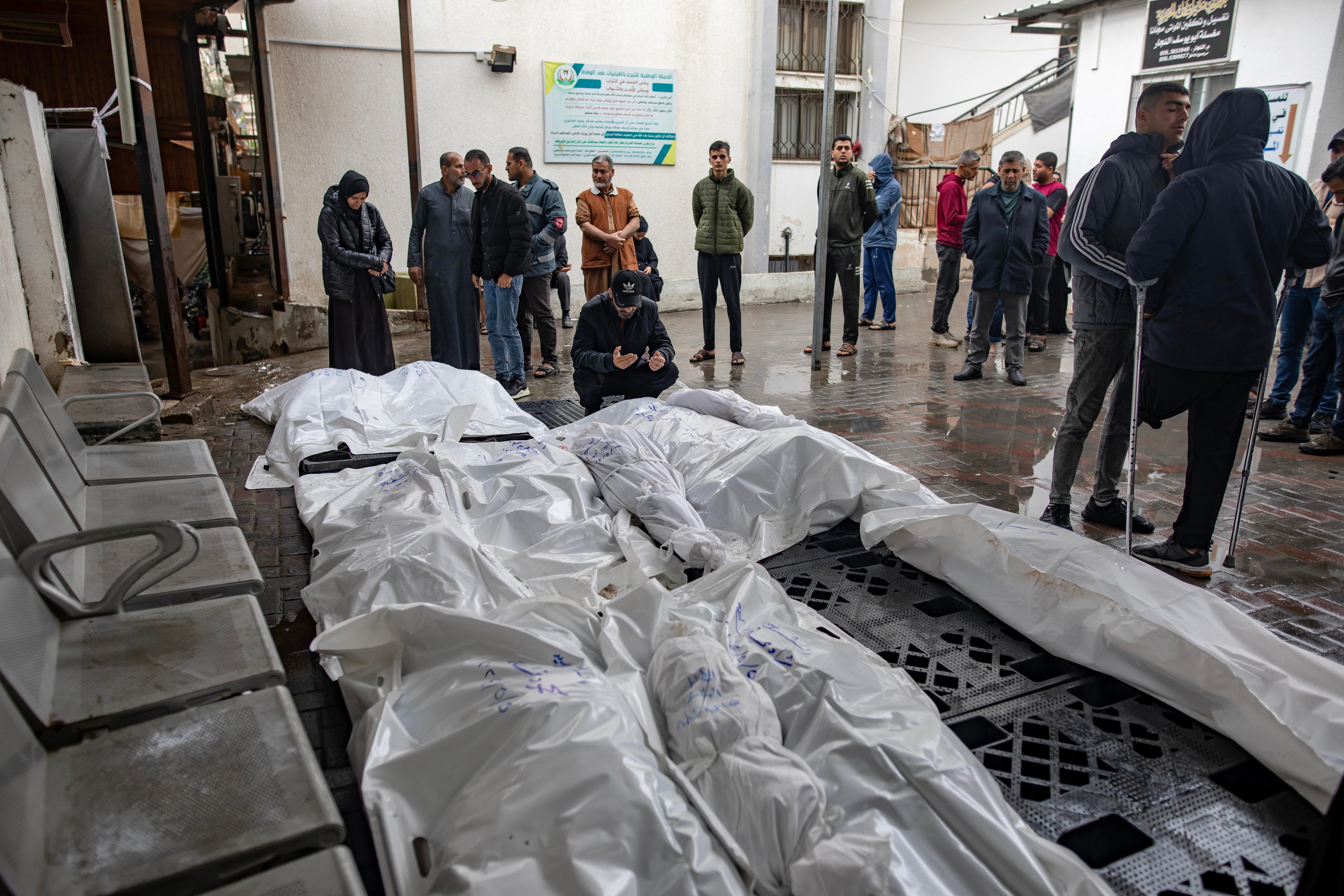 Cuerpos amontonados en el exterior del hospital Al-Najjar de Rafah, tras los ataques israelíes.