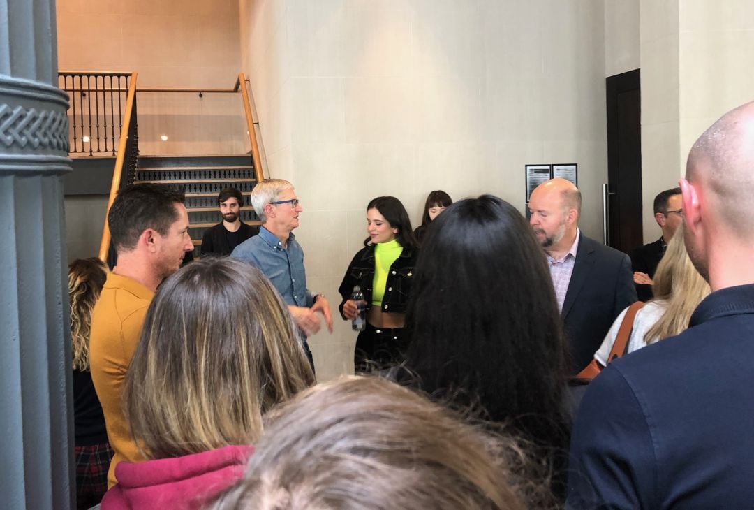 Tim Cook charla con la cantante Rosalía, ante la mirada de los curiosos que visitaban la tienda este jueves por la mañana.