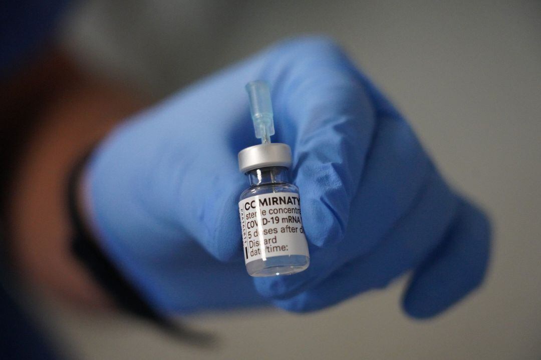 Un sanitario inyecta la dosis de la vacuna contra el Covid-19 en uno de los centros Mutualia del País Vasco, en la Clínica Ercilla Mutualia, en Bilbao, Vizcaya, Euskadi, (España), a 26 de febrero de 2021