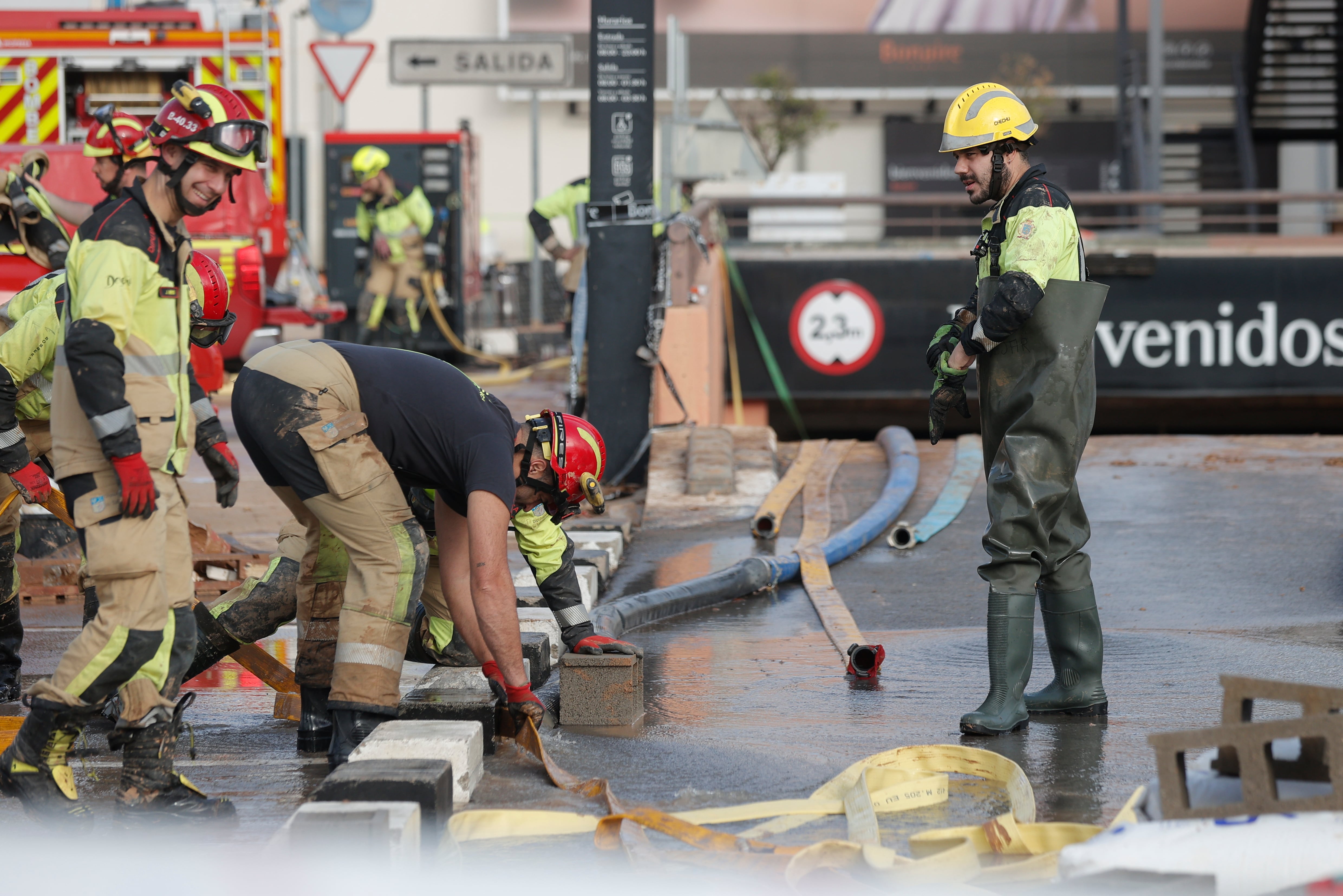 VALENCIA, 03/11/2024.- Efectivos de la UME y del cuerpo de Bomberos extraen agua del parking subterráneo del Centro Comercial Bonaire para poder acceder a los coches aparcados, este domingo. EFE/Manuel Bruque
