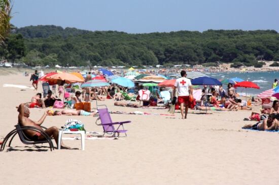 Socorrista de la Creu Roja a una platja tarragonina.