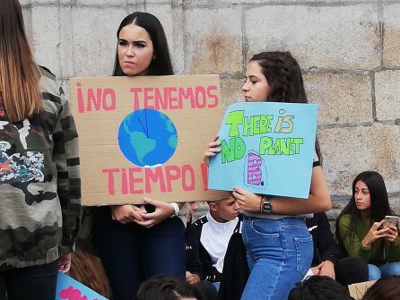 Manifestantes con carteles