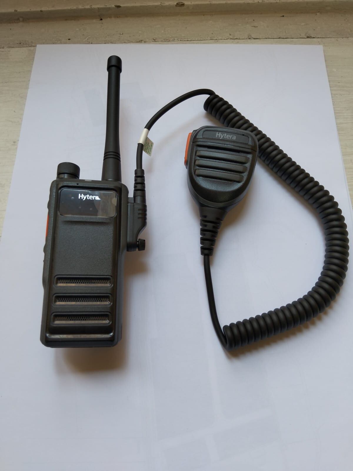 Una de las nuevas emisoras de la Policía Local de Cuéllar