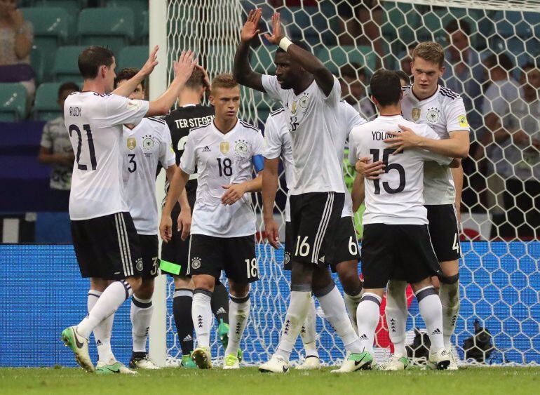 Jugadores de Alemania celebran al vencer 4-1 a México.