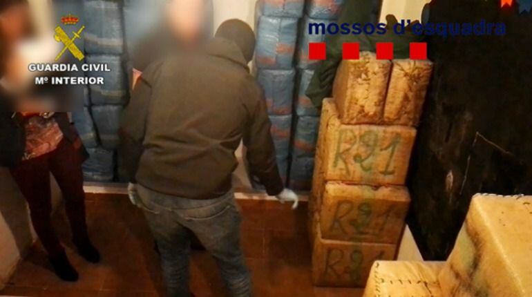 Agentes de la Guardia Civil durante la operación desarrollada en Cádiz