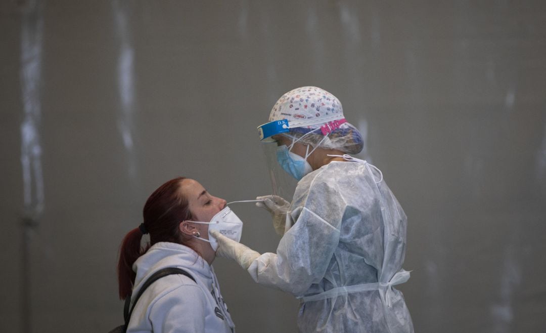 Archivo - Sanitarios trabajando con test de antígenos