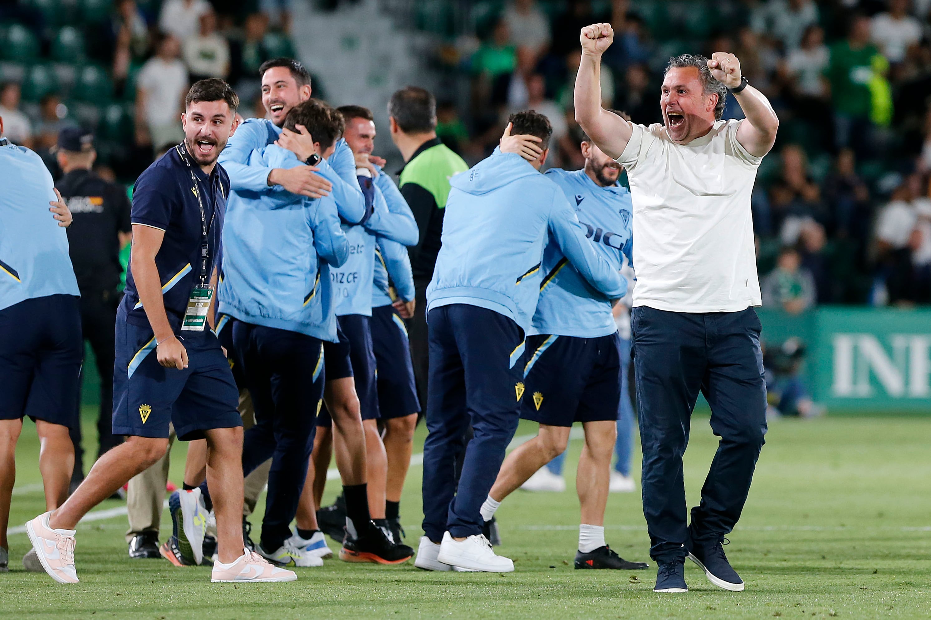 ELCHE (ALICANTE), 04/06/2023.- El entrenador del Cádiz, Sergio González (d), celebra la permanencia en Primera División al término del partido de LaLiga que Elche CF y Cádiz CF han disputado este domingo en el estadio Martínez Valero. EFE/Manuel Lorenzo