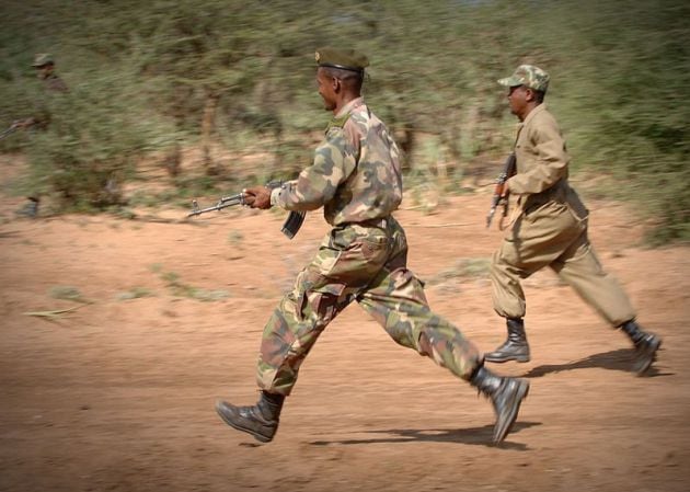 Militares etíopes realizan maniobras de combate.