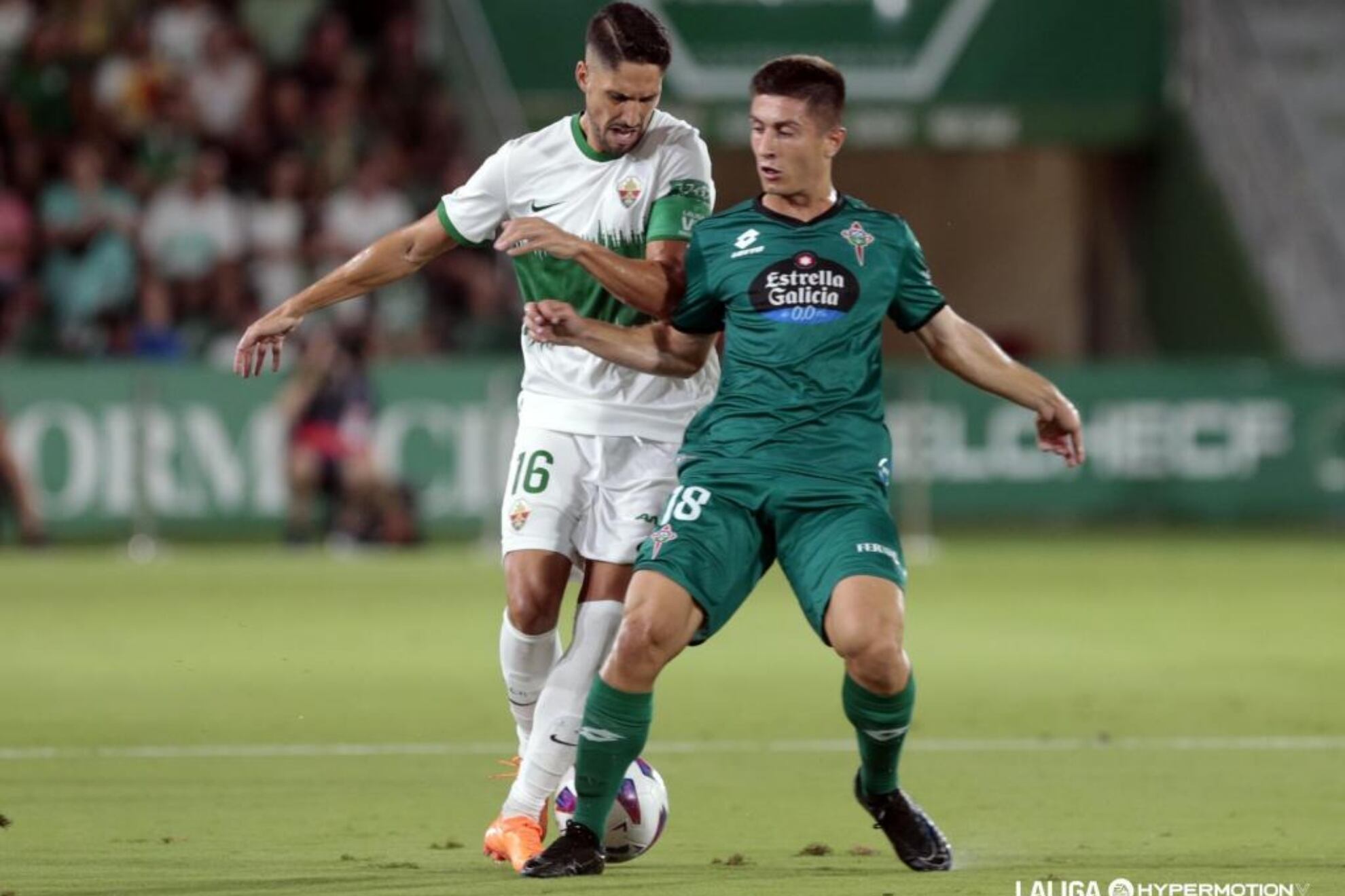 Brais Martínez, en el Elche-Racing de la primera vuelta liguera (foto: LaLiga Hypermotion)