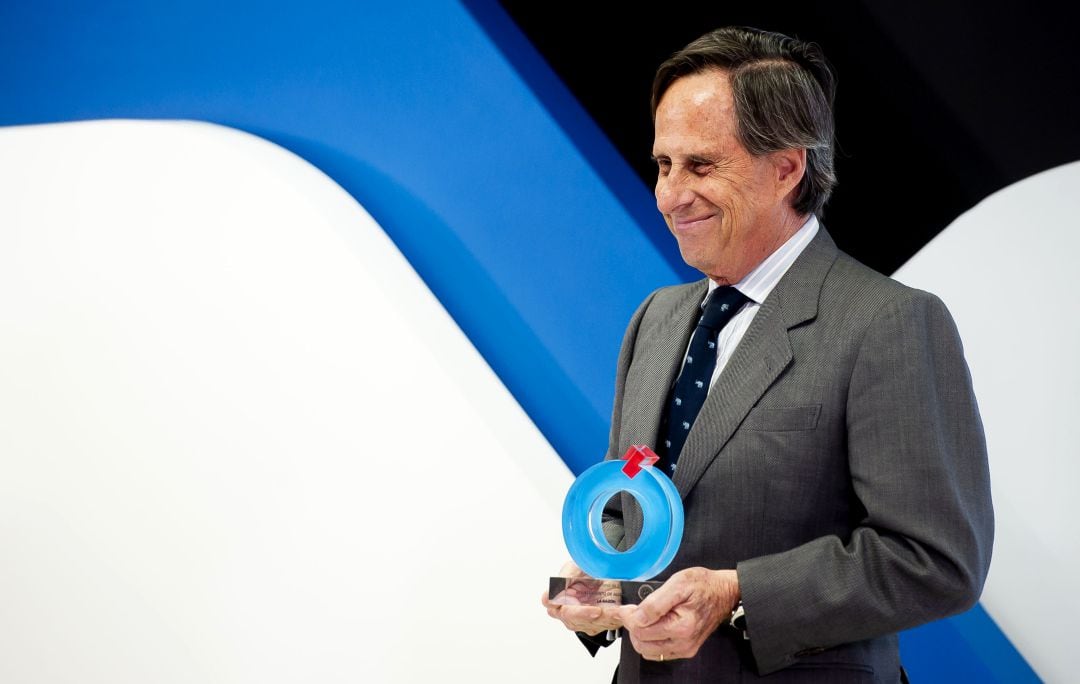 Ignacio García Vinuesa, recibiendo un premio de la Comunidad de Madrid