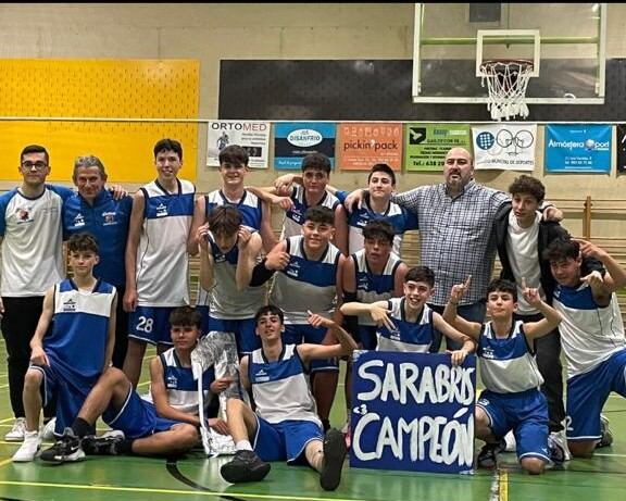 El Cadete del Sarabris de baloncesto celebra el título de la temporada