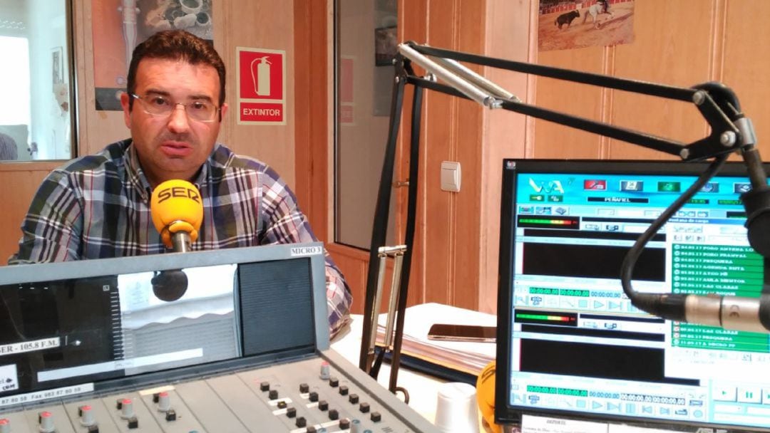 Roberto Díez, edil popular en la oposición del Ayuntamiento de Peñafiel en los estudios de Radio Peñafiel - Cadena SER.