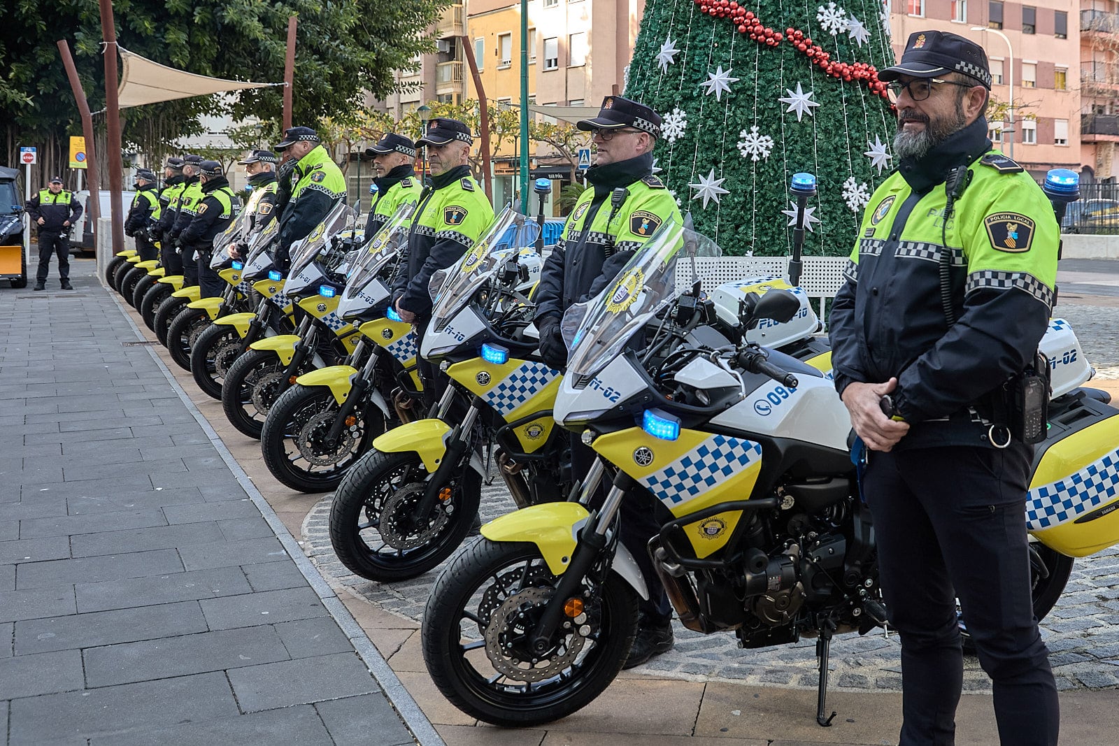 Agentes de la Policía Local de Gandia con las nuevas motos