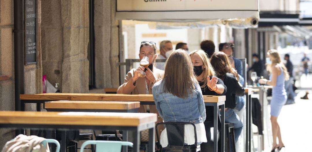 Varias personas en una terraza 