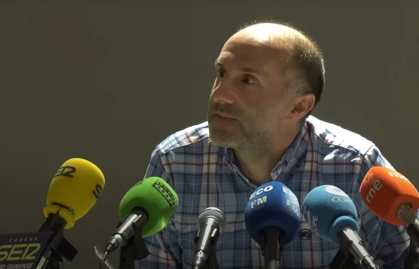 El alcalde de Ourense en una rueda de prensa anterior a su decisión.