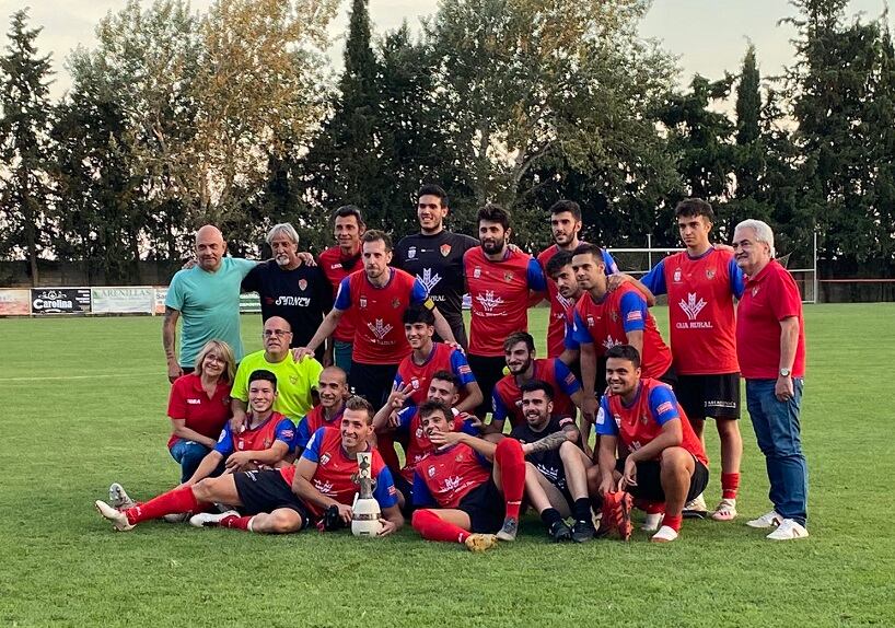 El equipo celebrando un Trofeo anterior