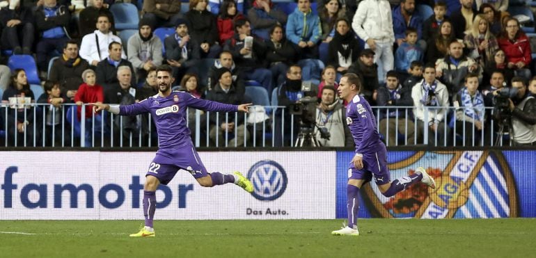 El defensa del RCD Espanyol Álvaro González celebra el primer gol del encuentro entre el Málaga y el Espanyol.