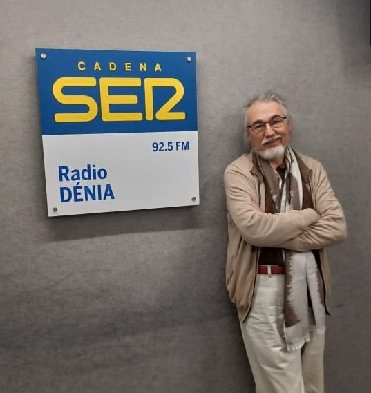 El artista Teo San José en los estudios de Radio Dénia Cadena SER.