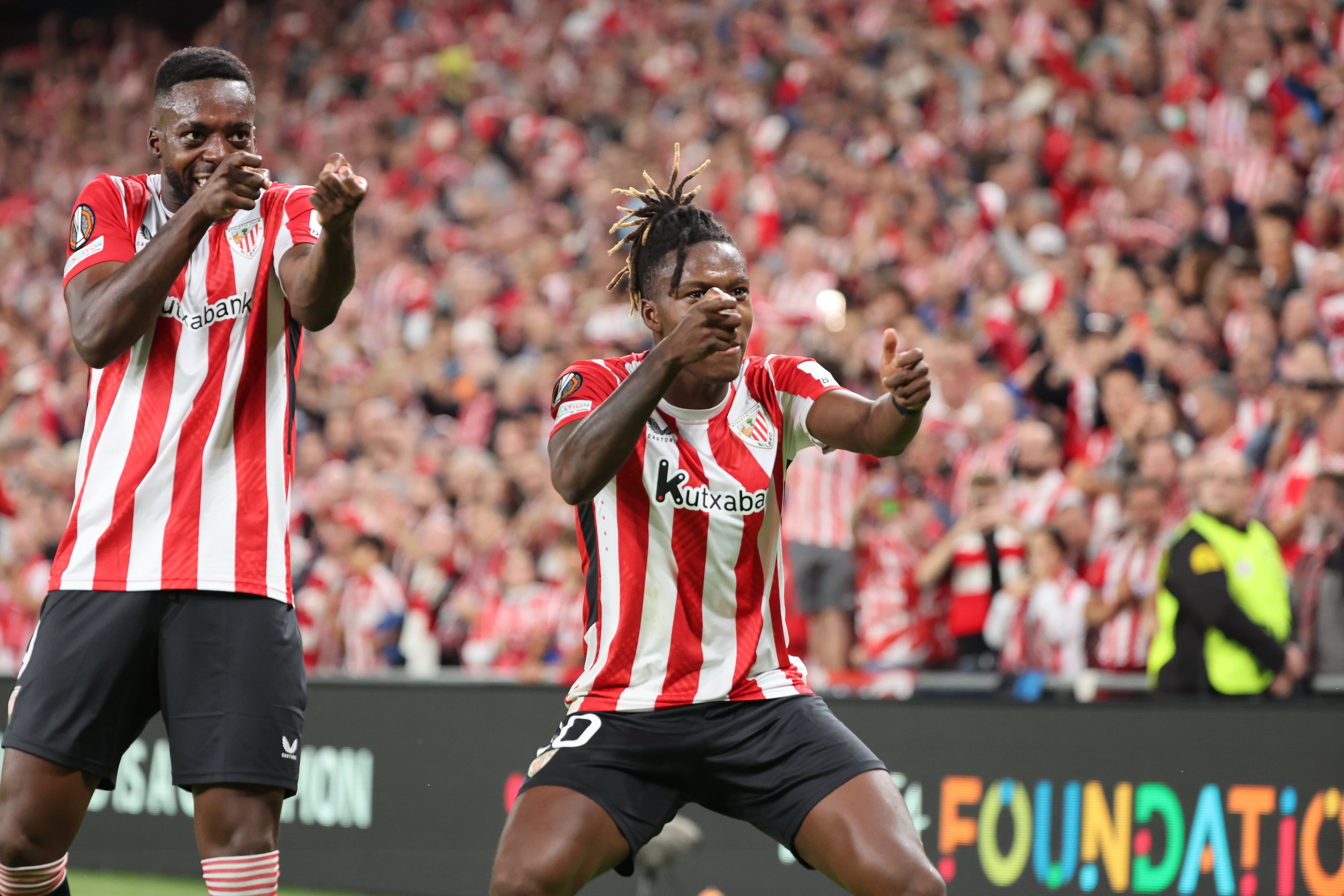 BILBAO, 03/10/2024.- El delantero del Athletic Nico Williams (dcha) celebra junto a su hermano Iñaki el gol conseguido ante el AZ Alkmaar, durante el partido de la Liga Europa que Athletic Club y AZ Alkmaar disputan este jueves en el estadio de San Mamés. EFE/Luis Tejido
