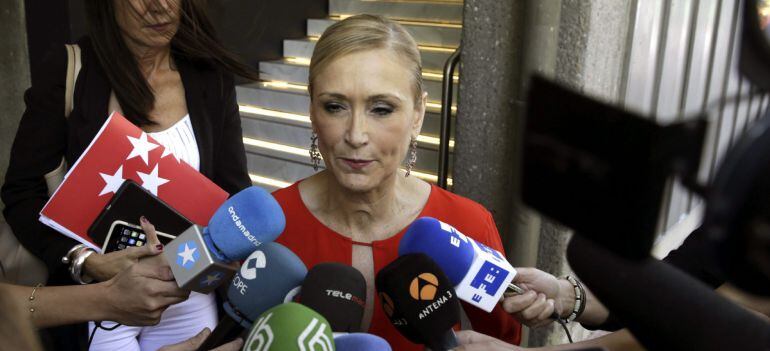 GRA218. MADRID, 14/09/2015.- La presidenta de la Comunidad de Madrid, Cristina Cifuentes, hace declaraciones a su llegada al Club Siglo XXI donde ha protagonizado hoy una conferencia de prensa para hacer balance de sus primeros cien días al frente del Gobierno autonómico, dentro de las jornadas &quot;El cambio a los 100 días&quot;. EFE/Zipi