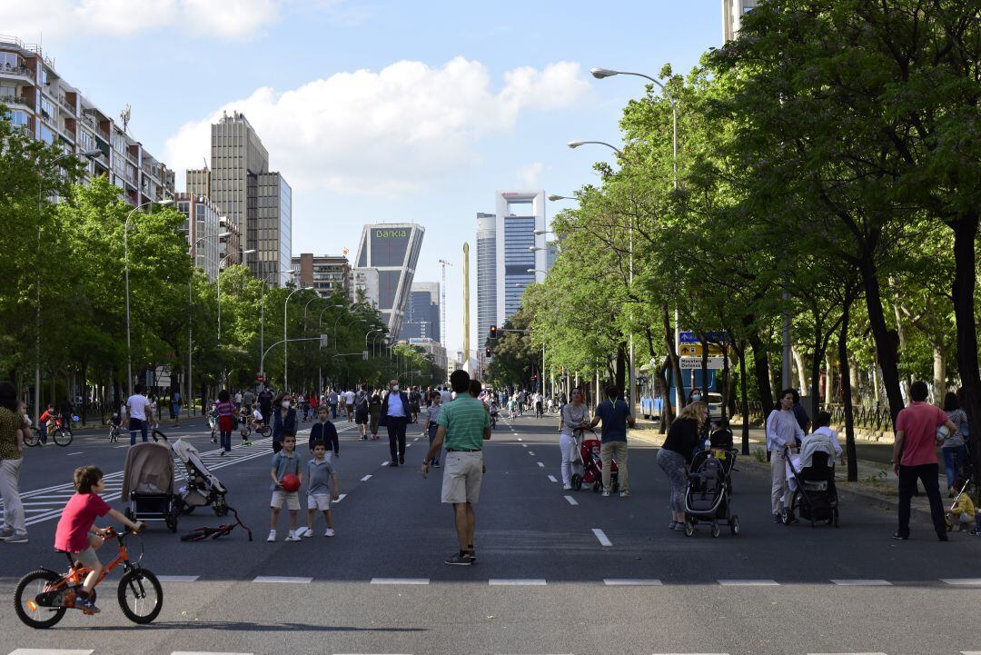 Varios niños juegan en el Paseo de la Castellana de Madrid