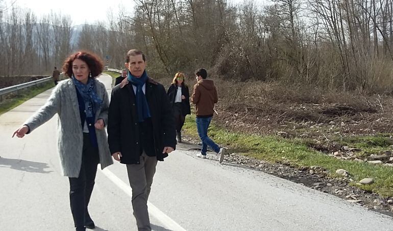 El presidente de la Confederación, Francisco Marín y la alcaldesa de Ponferrada, Gloria Fernández visitando el puente de Toral de Merayo