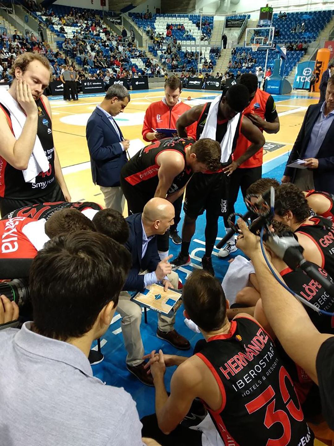 Félix da instrucciones durante un partido