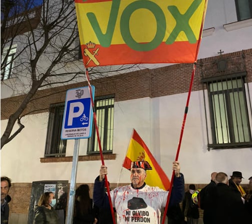 Vox se concentra frente al Teatro de La Abadía.