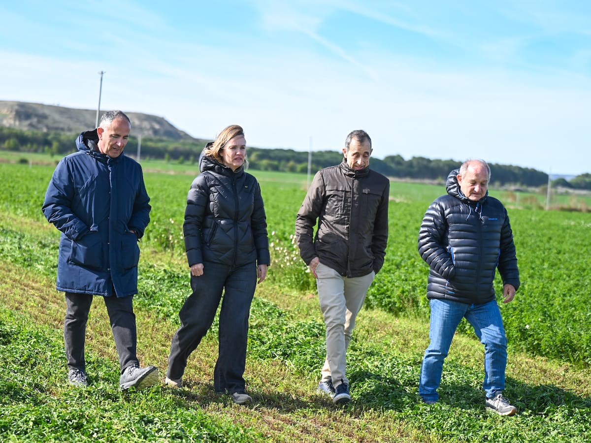 Pilar Alegría pide desde Almuniente adoptar "ya" medidas para ayudar al sector agrario frente a los efectos de la guerra