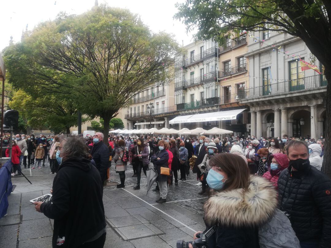 Los segovianos participan y disfrutan del Villancico a San Frutos e HImno de Segovia interpretado en la Plaza Mayor.