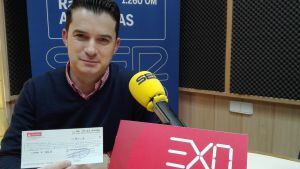 Javier Martínez, directivo de la empresa EXO, entrega un talón de 1.650 € para la Campaña Navidad con Amor.