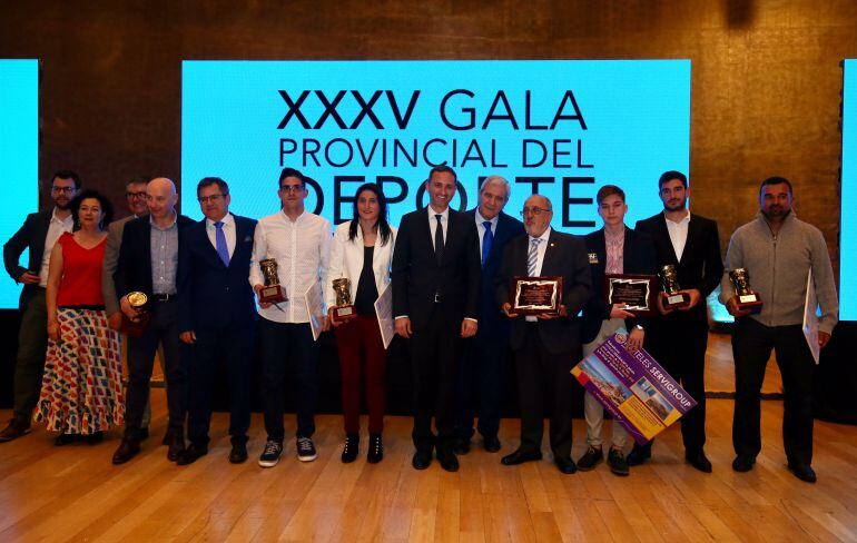 Los deportistas galardonados junto al presidente de la Diputación de Alicante