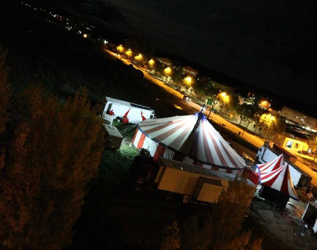 La carpa del circo Los Titiriteros ubicada en la explanada del barrio de Santa Catalina.