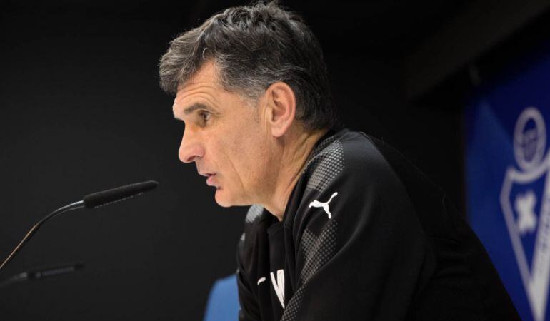 Mendilibar atiende a los medios en Ipurua