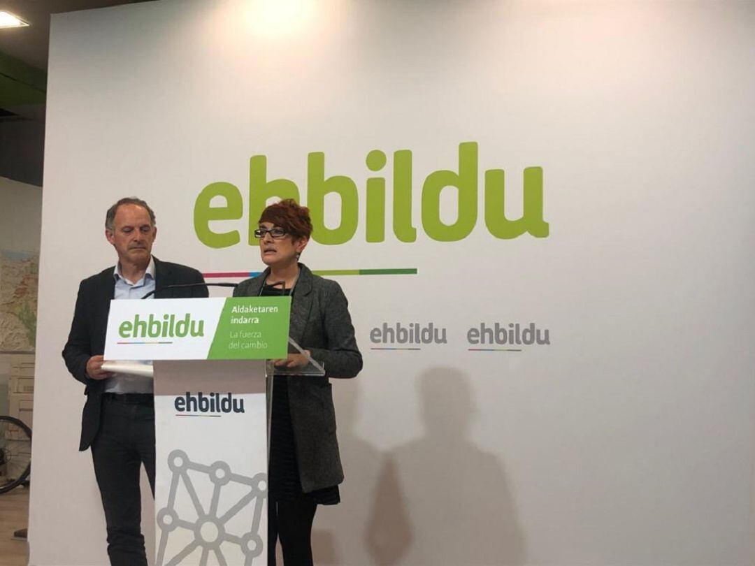 Bakartxo Ruiz y Adolfo Araiz, portavoces de EH Bildu en rueda de prensa