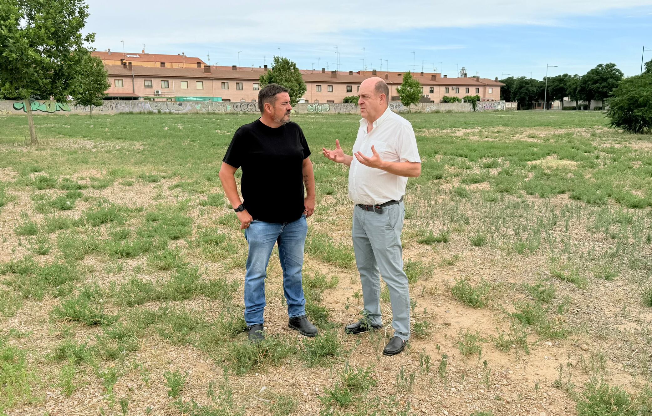 Rafael Esteban y Braulio Carlés en la parcela para la residencia de mayores