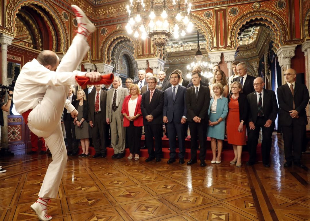 Un dantzari baila un aurresku de honor a los científicos que reciben los Premios Fundación BBVA Fronteras del Conocimiento.