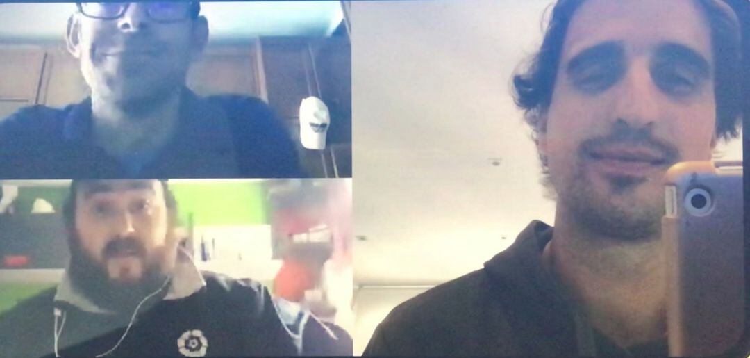 Roberto Ramajo entrevista por videollamada a David Covian y Alberto Flecha, responsables del club 'Real Sociedad de Gijón'