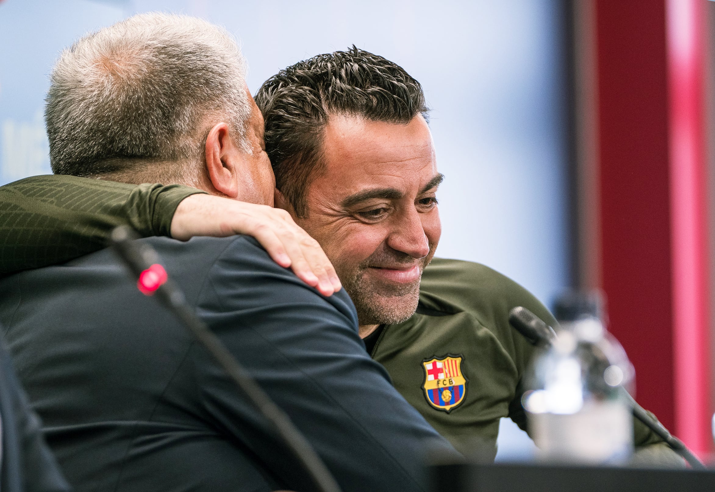 Xavi Hernández y Joan Laporta.