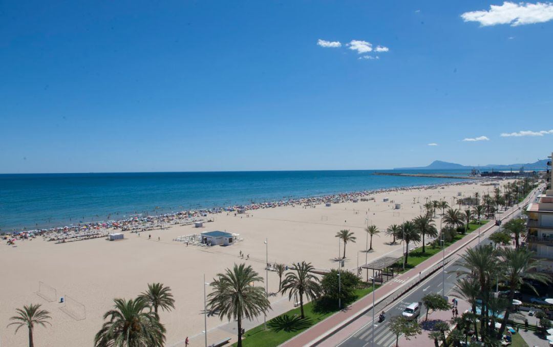 Imagen de la playa de Gandia que este año estrena banderas por su calidad. 