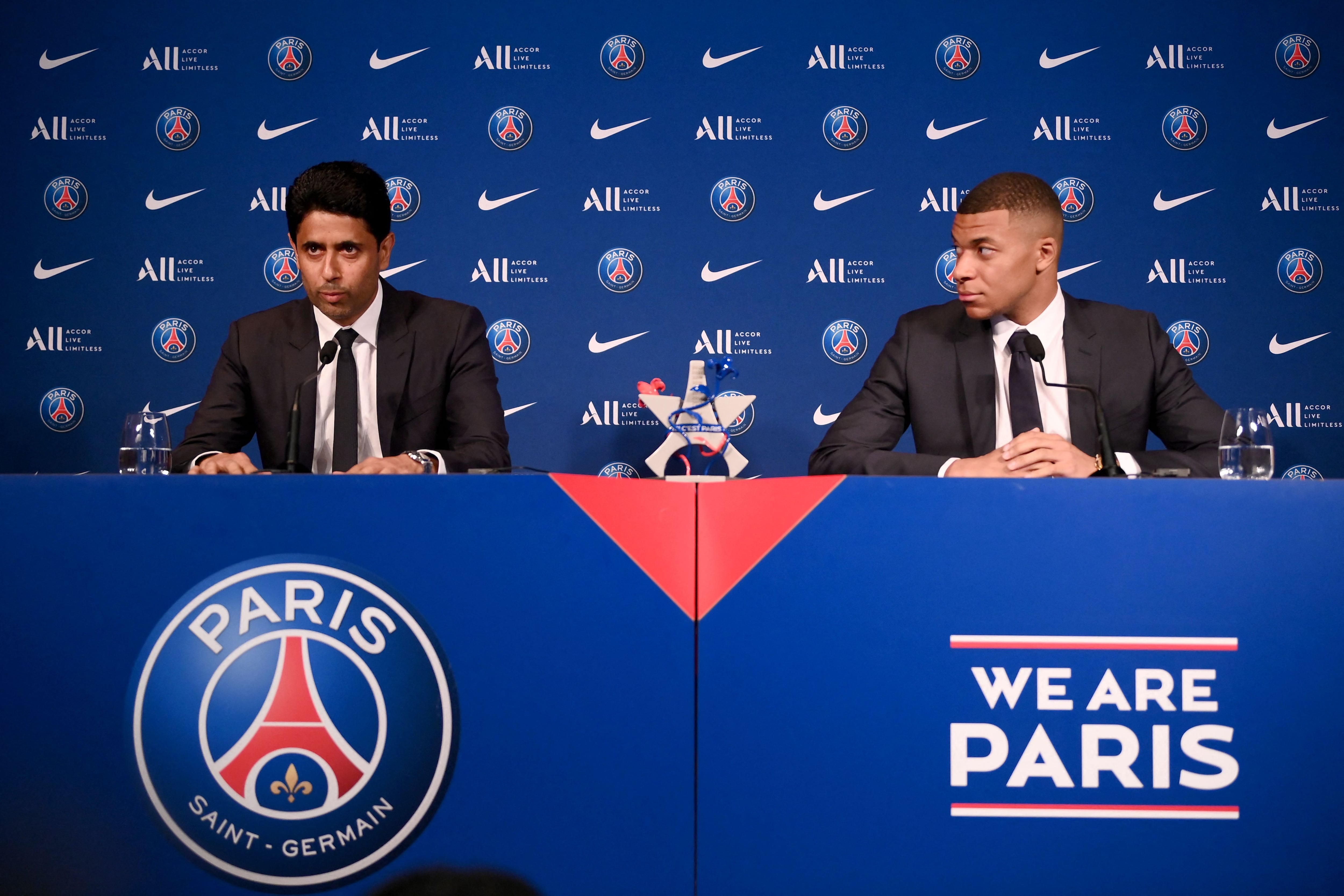 Kylian Mbppé junto a Nasser Al-Khelaifi durante el acto de renovación del delantero francés. (Photo by FRANCK FIFE / AFP) (Photo by FRANCK FIFE/AFP via Getty Images)