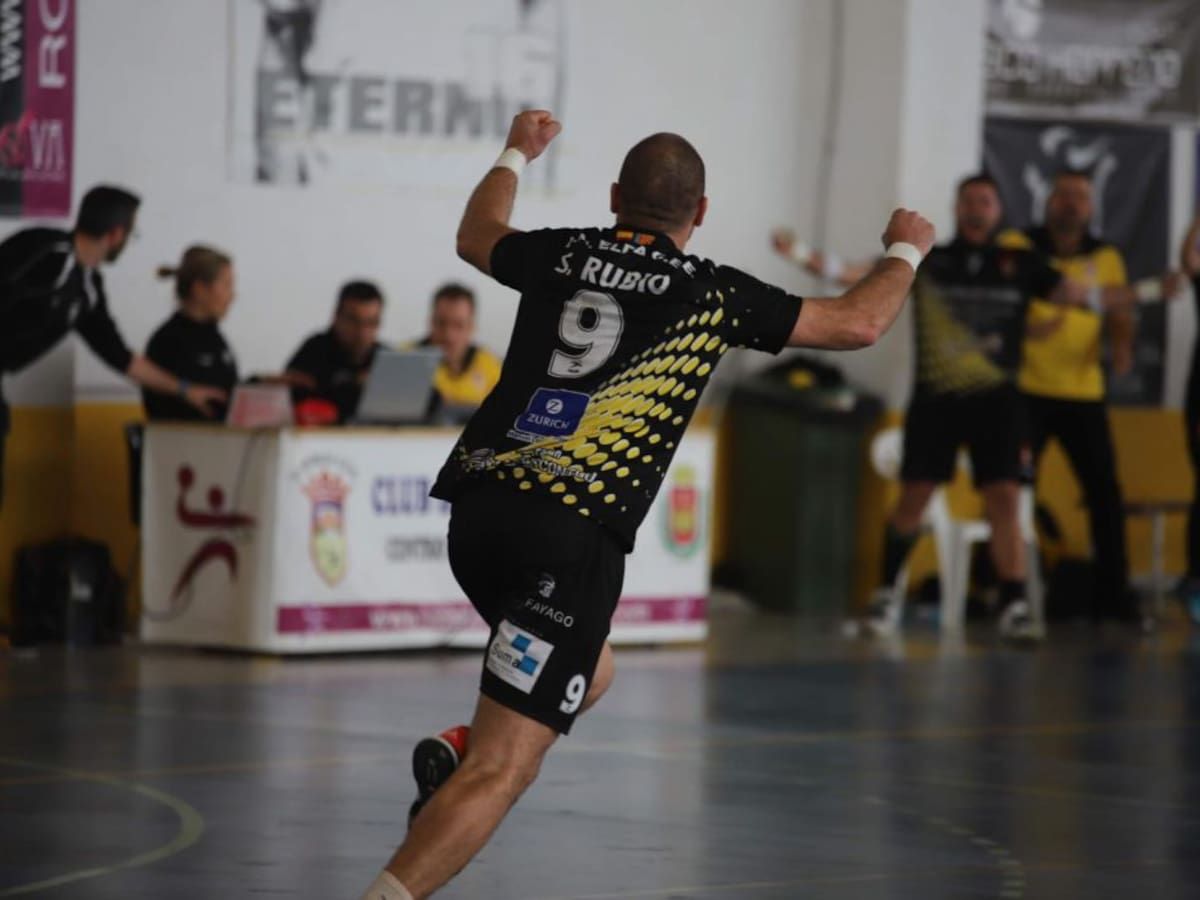 El Elda - C.E.E. muestra su fortaleza de líder (36-18)